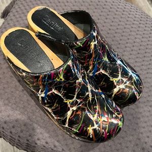 Sanita clogs size 39 swirl patent